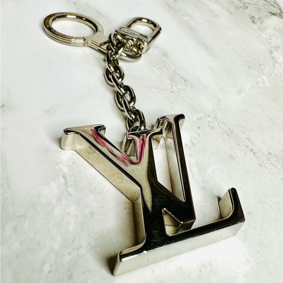 EUC Louis Vuitton Palladium Plated LV Initials Key Holder/Bag Charm - Picture 1 of 17